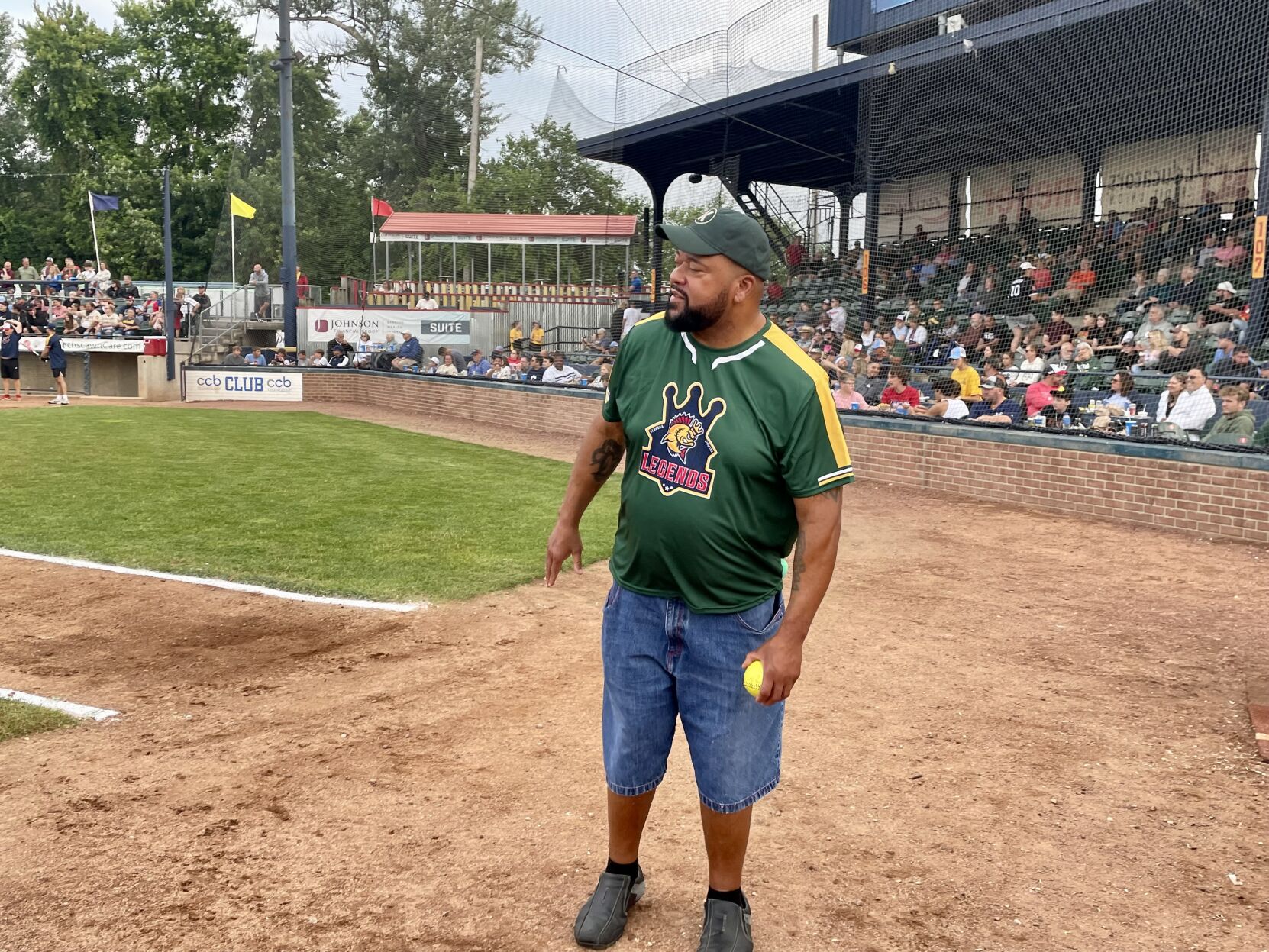Thousands turn out for Kenosha Kingfish Legends Celebrity Softball Game